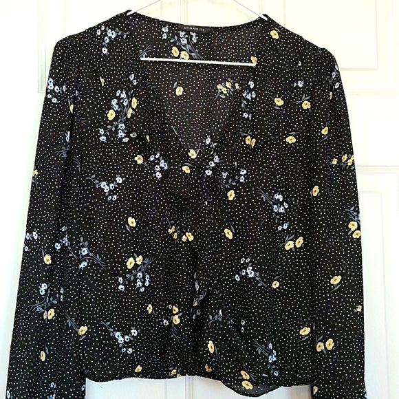 ⭐ DYNAMITE - V-Neck Blouse - Picture 1 of 4